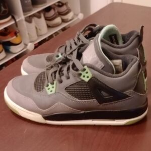 BEATERS: Jordan 4 'Green Glow' sz. 6Y